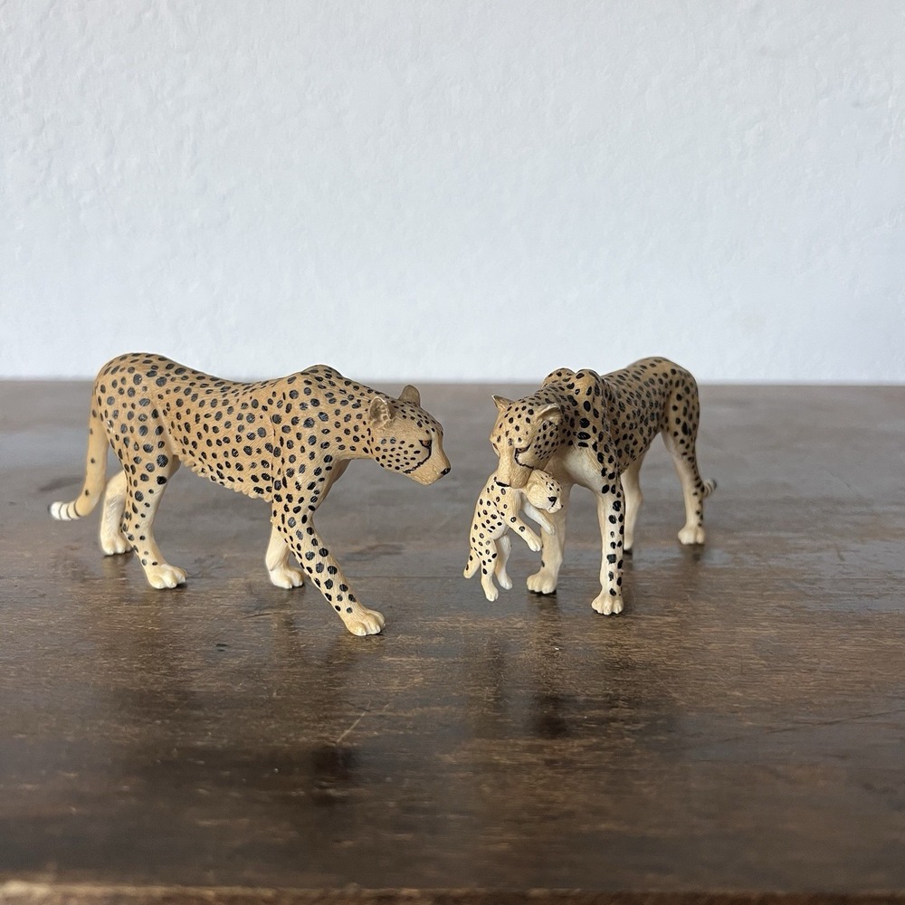 Mojo Cheetah Family Play Model Figure Toys Plastic Mother Cheetah Carrying Baby